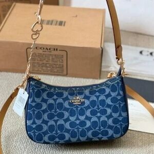 👐Coach Outlet Teri Shoulder Bag In Signature Denim🐬🐬